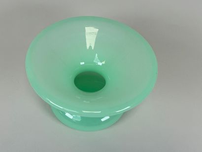 Crachoir en opaline verte.
H. 13 cm.
D. 22...