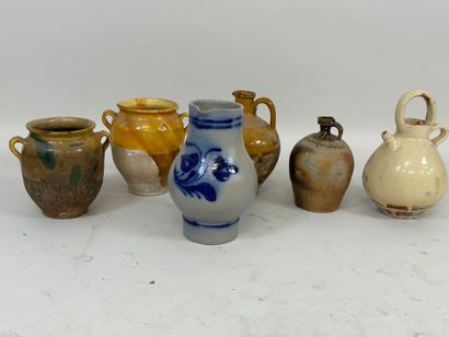 Série de cinq pots et cruches en terre cuite...