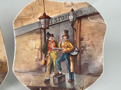Paire de plats en porcelaine polychrome à...