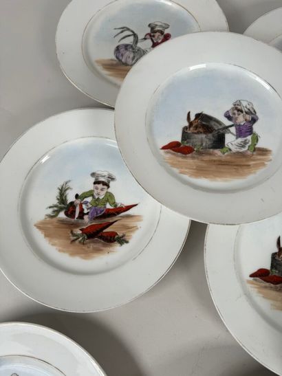 Série de onze assiettes en porcelaine à décor...