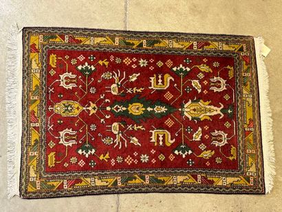 Tapis d'orient en laine nouée main à décor...