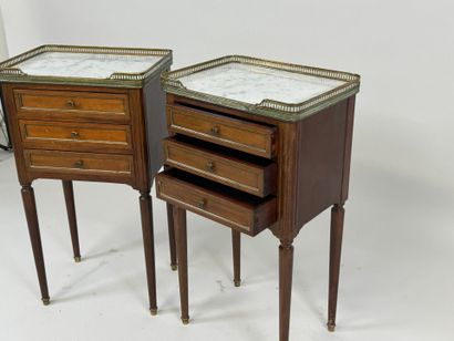 Paire de chevets en bois mouluré ouvrant...