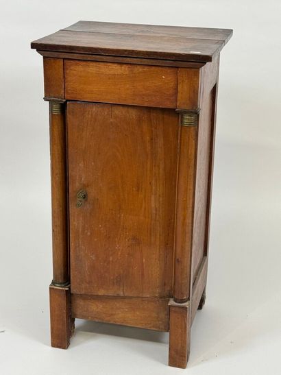 Petit chevet en bois à demi-colonnes détachées,...