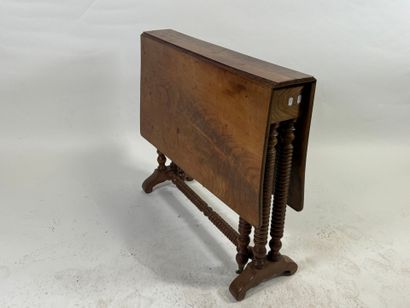 Table gate-leg en acajou, le plateau rectangulaire...