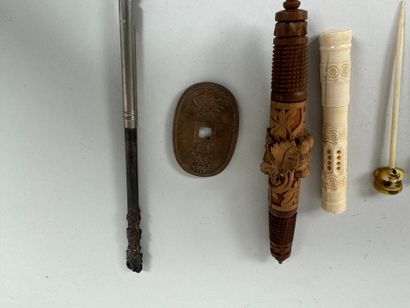 Lot d'objets divers dont porte-aiguilles,...