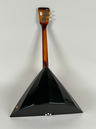 Balalaïka en bois.
L. 68 cm.