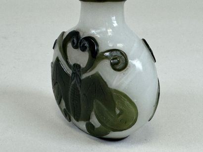 CHINE, XXe.
Tabatière en verre overlay à...