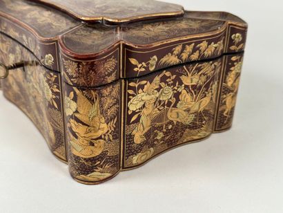JAPAN, 20th century.
Scrolled lacquer box...