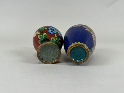 ASIE, XXe.
Ensemble de deux vases en bronze...