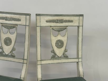 Paire de chaises en bois laqué et peint,...