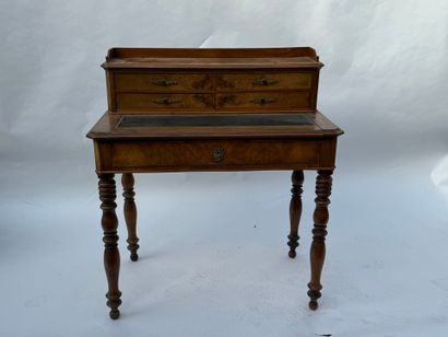 Petit bureau à gradin en noyer et placage...