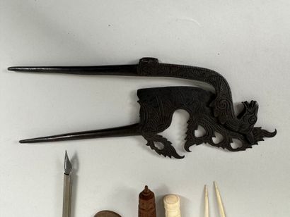 Lot d'objets divers dont porte-aiguilles,...