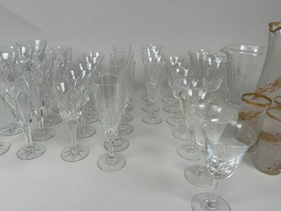 Diverses parties de services en verre et...