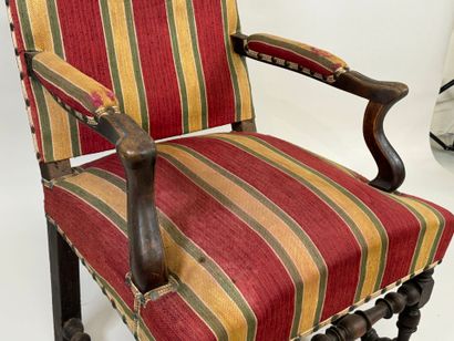 Fauteuil en bois mouluré, tourné et teinté,...
