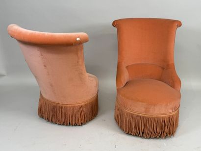 Paire de chauffeuses en bois et velours saumon,...