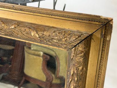 Miroir rectangulaire en bois et stuc, le...