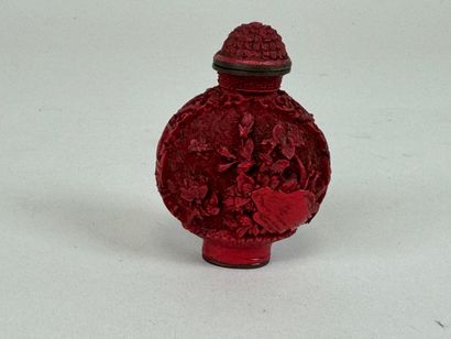CHINE, XXe.
Tabatière en laque rouge cinabre...