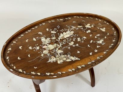 Small coffee table, oval top decorated with...