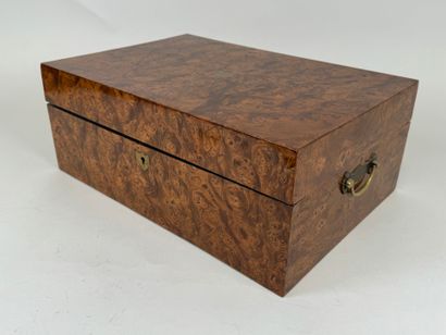 Grand coffret rectangulaire marqueté en loupe...