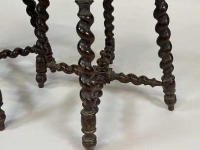 Paire de tabourets en bois tourné, l'assise...