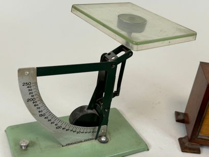 Lot including :
- green lacquered metal and...