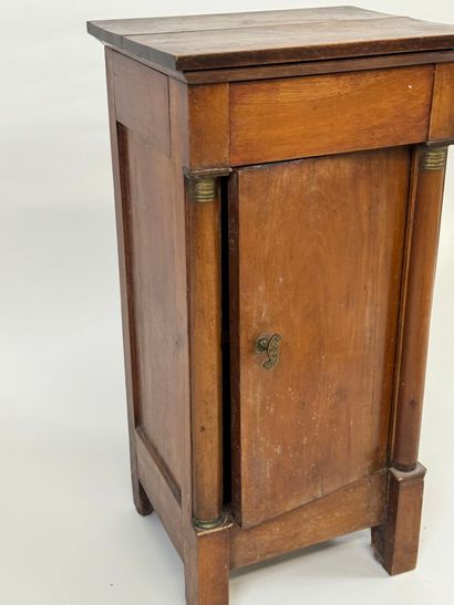 Petit chevet en bois à demi-colonnes détachées,...