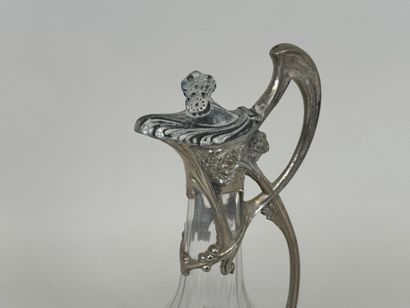 Aiguière en régule argenté et verre à décor...