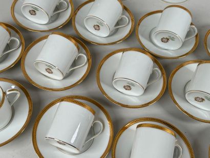 Partie de service à café ou thé en porcelaine...