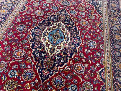 IRAN, XXe.
Important tapis en laine nouée...