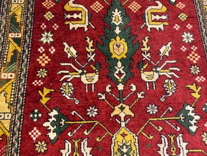 Tapis d'orient en laine nouée main à décor...
