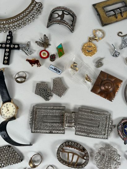 Important lot of brooches, cufflinks, necklaces,...