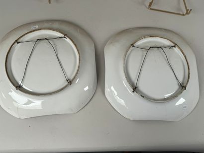 Paire de plats en porcelaine polychrome à...