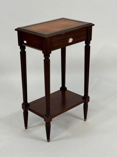 Petite table en bois mouluré ouvrant par...