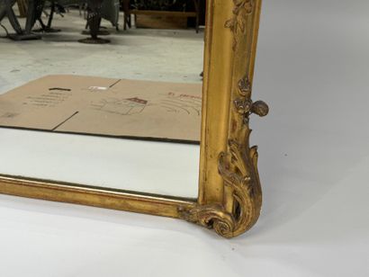 Importante glace en bois et stuc doré à décor...