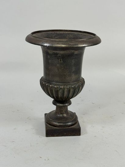 Medici-style cast-iron garden basin.
H. 44...