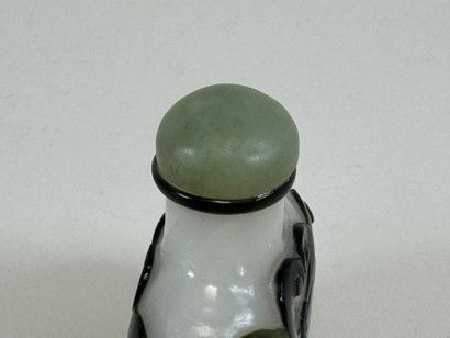CHINE, XXe.
Tabatière en verre overlay à...