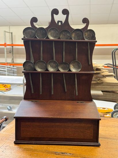 Oak salt box with flap.
66 x 40 x 17.5 cm.
Eleven...
