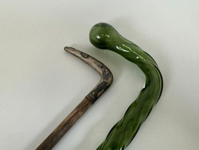 Lot :
- Wooden cane, the pommel probably...