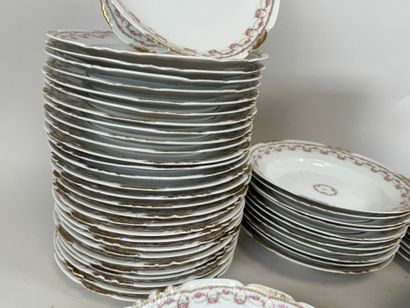 Partie de service de table en porcelaine...