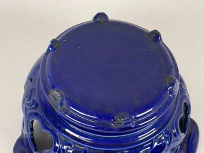 Socle en céramique bleue, le piétement tripode...