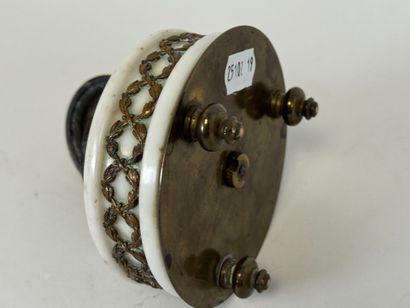 Encrier circulaire en marbre blanc et bronze...