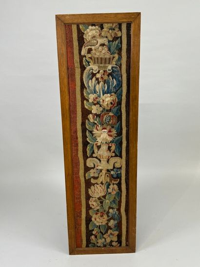 Fragment de tapisserie à décor polychrome...