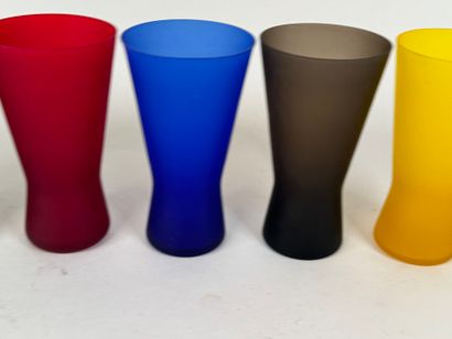 Lot de six verres en verre coloré dépoli.
H....
