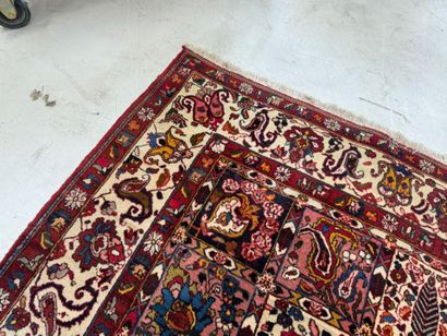 IRAN, XXe.
Important tapis en laine nouée...