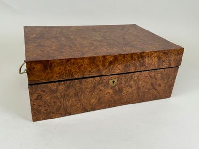 Grand coffret rectangulaire marqueté en loupe...