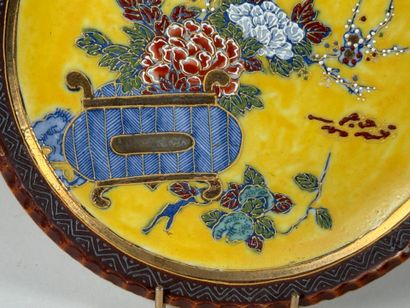 Small polychrome porcelain plate decorated...