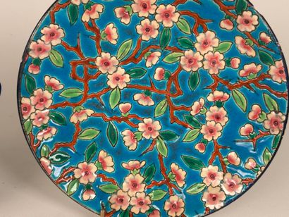 Émaux de LONGWY.
Assiette en faïence polychrome...