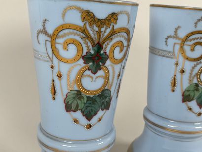 Paire de vases en opaline sur fond bleu à...