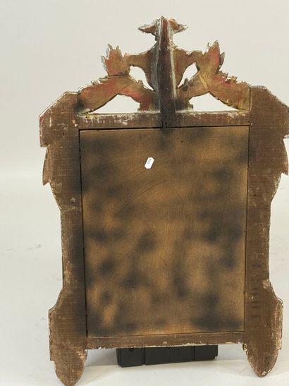 Miroir en bois sculpté et argenté à décor...