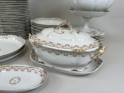 Partie de service de table en porcelaine...